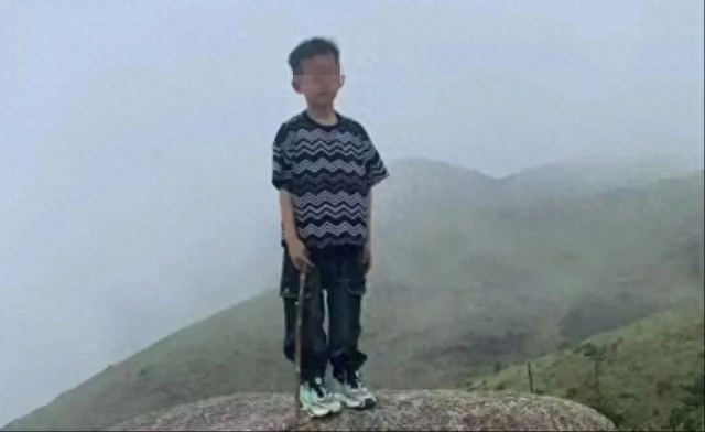 8岁男童掉
联山上发现人体结构
碎片？本地辟谣