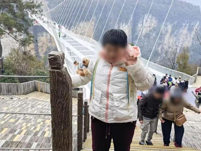 火车穿村致18去世

后又一白叟
被撞身亡