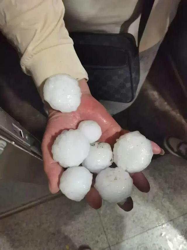 北京昨晚冰雹年夜

如鸽子蛋！行人冒雨骑车被砸，有车辆桥下躲雹致交通拥堵