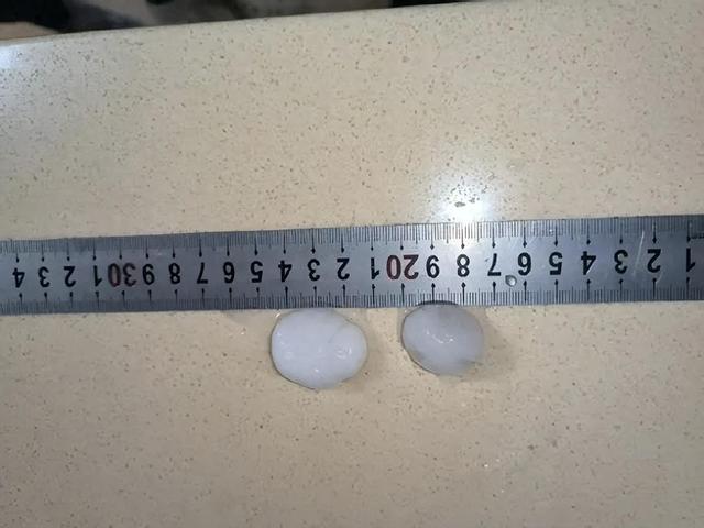 北京昨晚冰雹年夜

如鸽子蛋！行人冒雨骑车被砸，有车辆桥下躲雹致交通拥堵