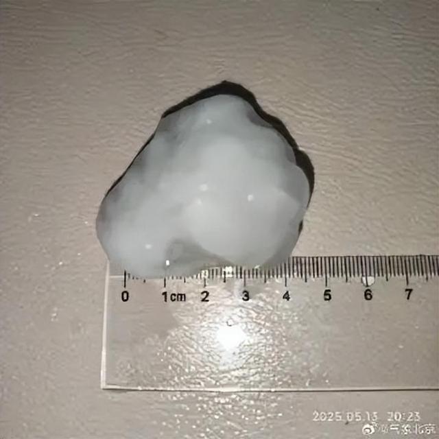 北京昨晚冰雹年夜

如鸽子蛋！行人冒雨骑车被砸，有车辆桥下躲雹致交通拥堵