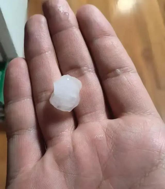 北京昨晚冰雹年夜

如鸽子蛋！行人冒雨骑车被砸，有车辆桥下躲雹致交通拥堵