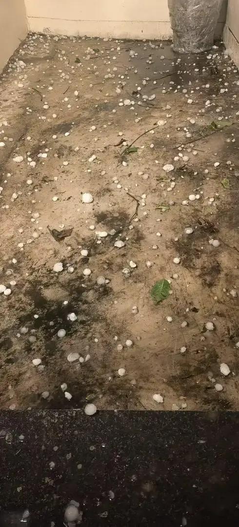 北京昨晚冰雹年夜

如鸽子蛋！行人冒雨骑车被砸，有车辆桥下躲雹致交通拥堵