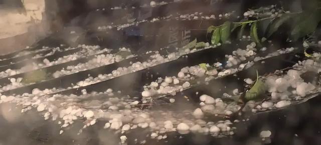 北京昨晚冰雹年夜

如鸽子蛋！行人冒雨骑车被砸，有车辆桥下躲雹致交通拥堵
