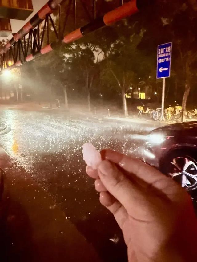 北京昨晚冰雹年夜

如鸽子蛋！行人冒雨骑车被砸，有车辆桥下躲雹致交通拥堵