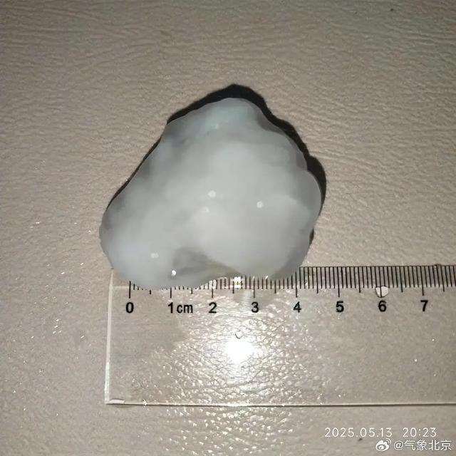北京昨晚冰雹年夜

如鸽子蛋！行人冒雨骑车被砸，有车辆桥下躲雹致交通拥堵