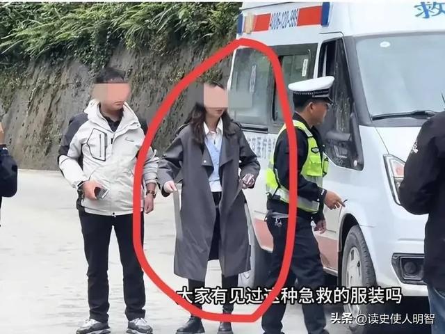 两男一女开救护车旅游续：身份曝光，女乘客
穿戴
短裙，卫健委回应