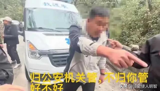 两男一女开救护车旅游续：身份曝光，女乘客
穿戴
短裙，卫健委回应