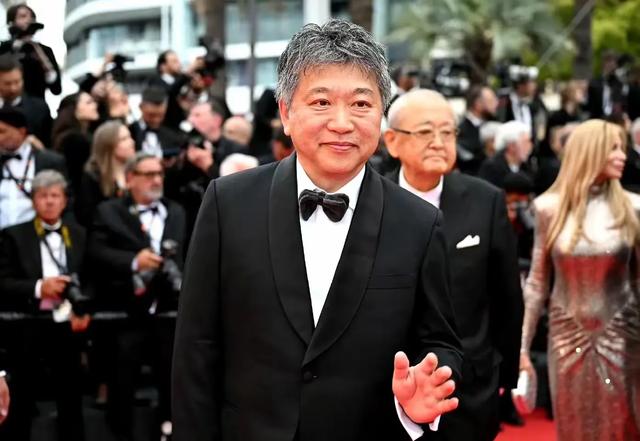 刘晓庆戛纳核爆红毯！74岁拎熊猫暴击超模 翡翠项链闪瞎外媒