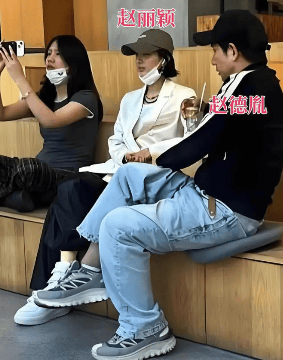 赵丽颖被曝与导演赵德胤恋情 男方大学毕业习作入围釜山影展
