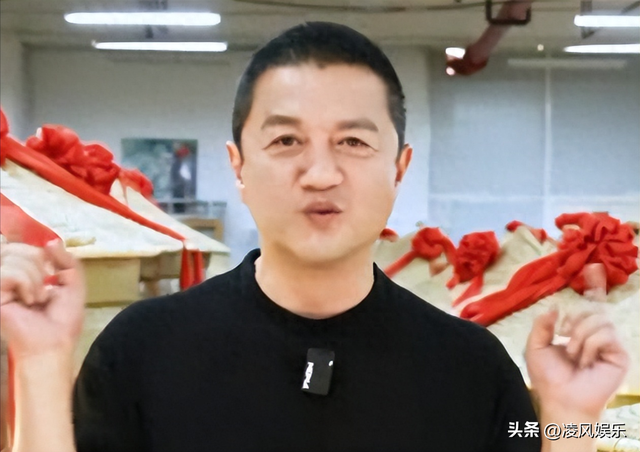 李亚鹏惨出新高度！一家人从大年夜

平层搬到水泥房，3岁女儿嚎啕大年夜

哭