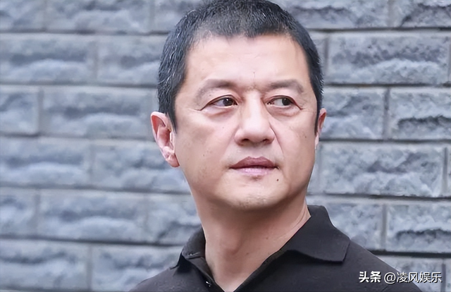 李亚鹏惨出新高度！一家人从大年夜

平层搬到水泥房，3岁女儿嚎啕大年夜

哭