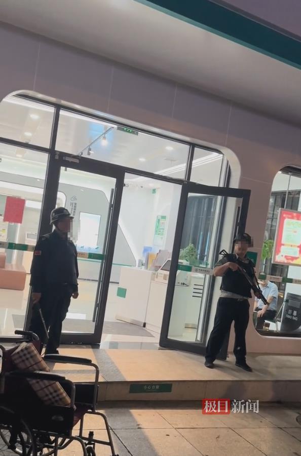 农行株洲支行回应“宿疾
妇女被要求本人到场取钱时逝世
亡”：建立专项工作组配合
警方观察，向逝者致以沉痛哀悼