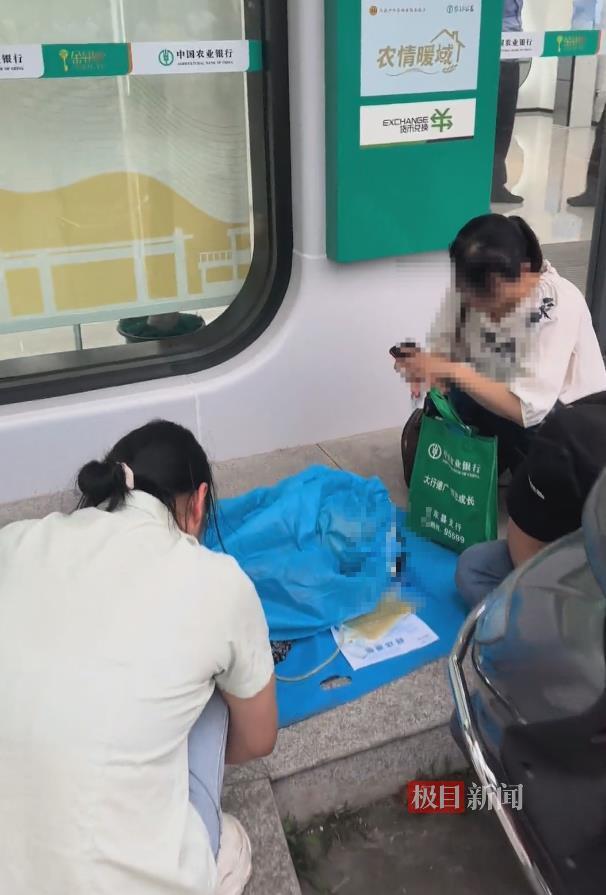 眷属称宿疾
妇女被要求“本人到银行”才能取款，办理业务过程中人突然逝世
，株洲多方回应