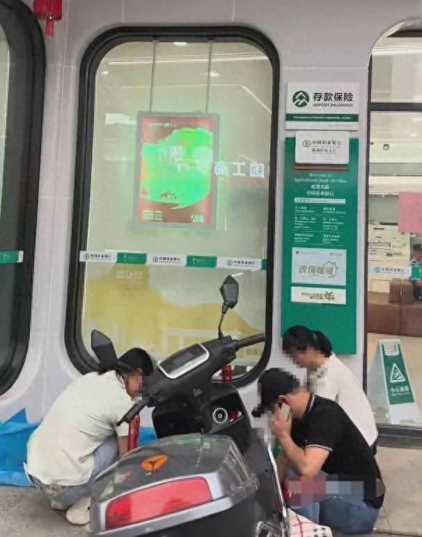 农业银行摊上大事了！银行要宿疾
女人本人去取钱，效果死在门口了