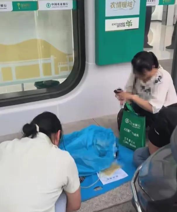农业银行摊上大事了！银行要宿疾
女人本人去取钱，效果死在门口了