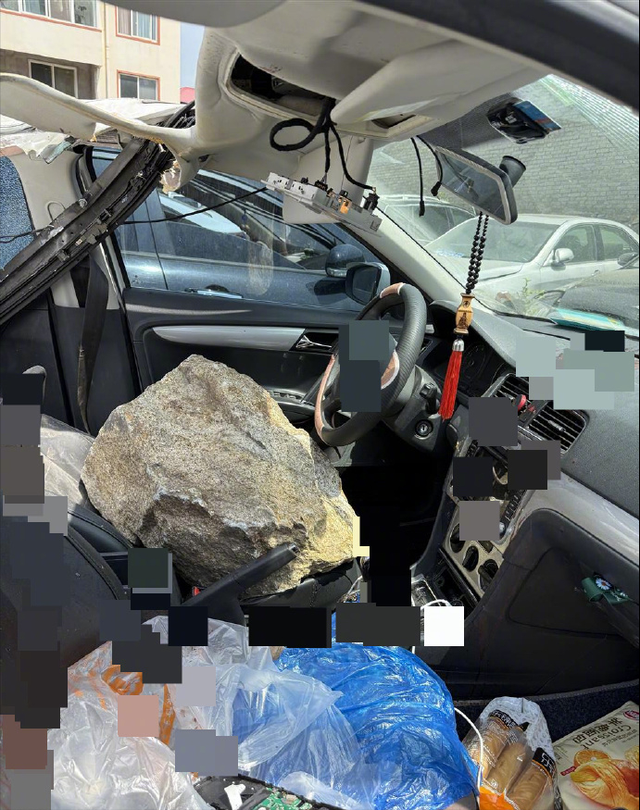 一家四口驾车途经
河南栾川，丈夫被落石砸死，当地：已建立专班