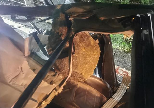 一家四口驾车途经
河南栾川，丈夫被落石砸死，当地：已建立专班
