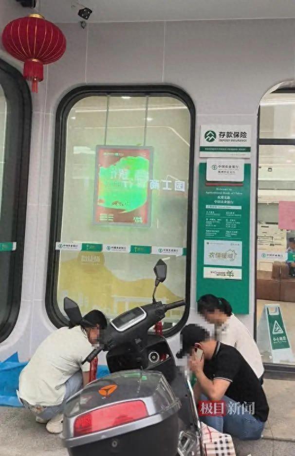 病重白叟
取钱被请求
本人到场，在银行办营业
时去世

！银行最新回应！代取款要本人到场？多家银行：有密码代取款不需要本人前往