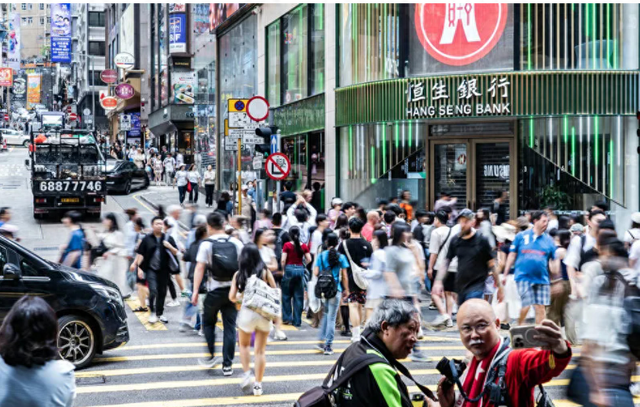 一周内逝世
亡31人！喷鼻
港发明


逃逸强、传染高的新冠病毒变异株，阳性比率创频年
新高！澳门也提早进入盛行岑岭
期