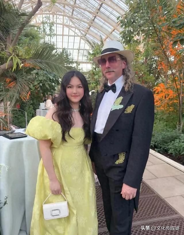 46岁李湘带女儿参加英国皇室聚会，王诗龄戴全套珠宝，胖得很贵气