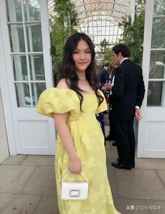 46岁李湘带女儿参加英国皇室聚会，王诗龄戴全套珠宝，胖得很贵气