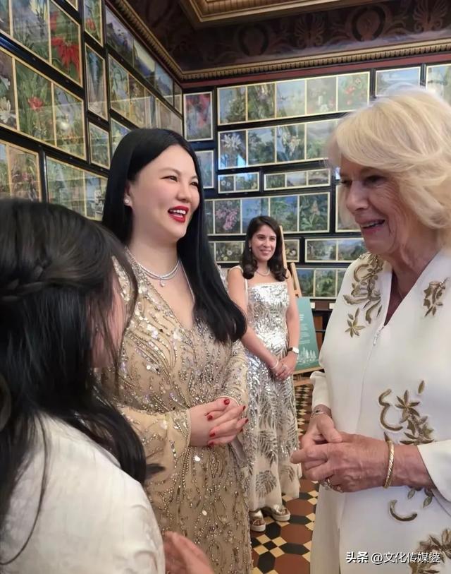 46岁李湘带女儿参加英国皇室聚会，王诗龄戴全套珠宝，胖得很贵气