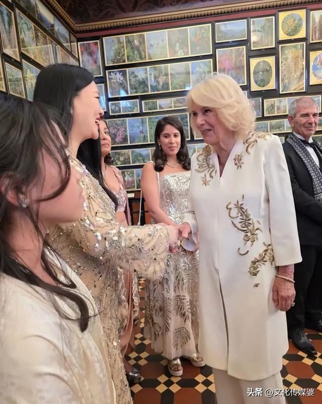 46岁李湘带女儿参加英国皇室聚会，王诗龄戴全套珠宝，胖得很贵气