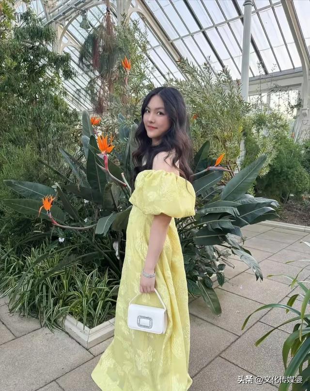 46岁李湘带女儿参加英国皇室聚会，王诗龄戴全套珠宝，胖得很贵气