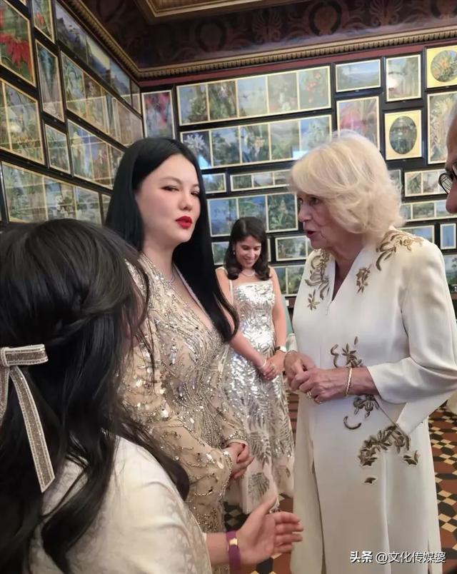 46岁李湘带女儿参加英国皇室聚会，王诗龄戴全套珠宝，胖得很贵气