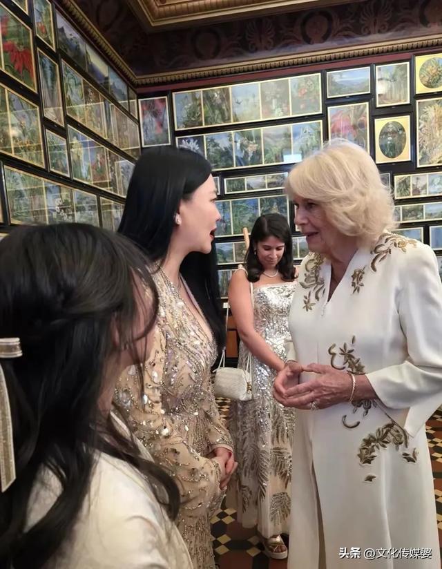 46岁李湘带女儿参加英国皇室聚会，王诗龄戴全套珠宝，胖得很贵气