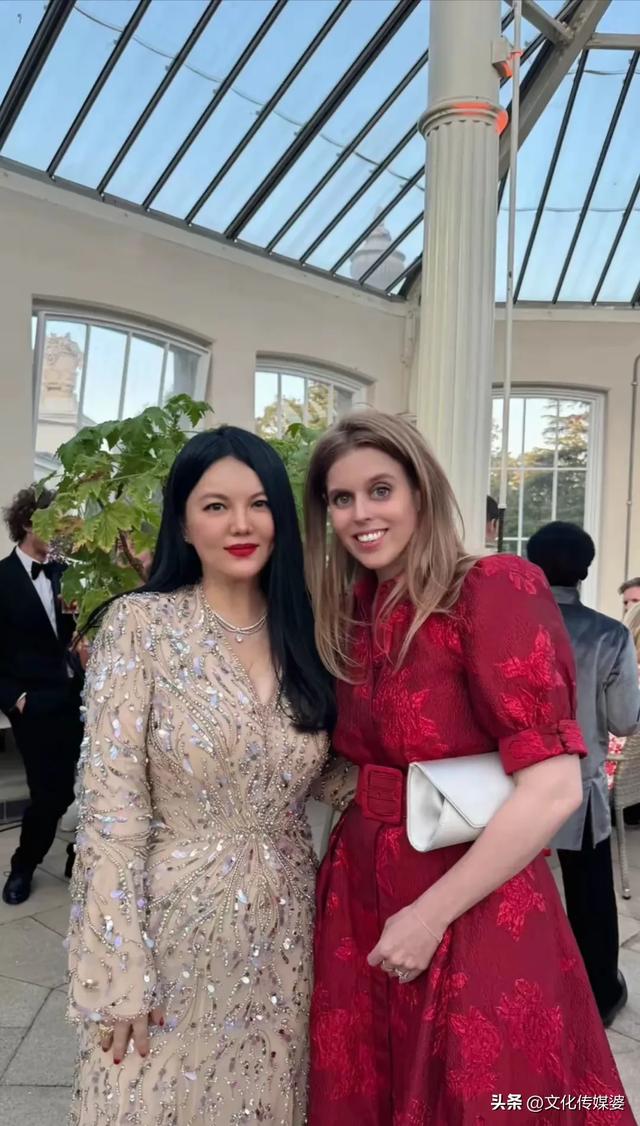 46岁李湘带女儿参加英国皇室聚会，王诗龄戴全套珠宝，胖得很贵气