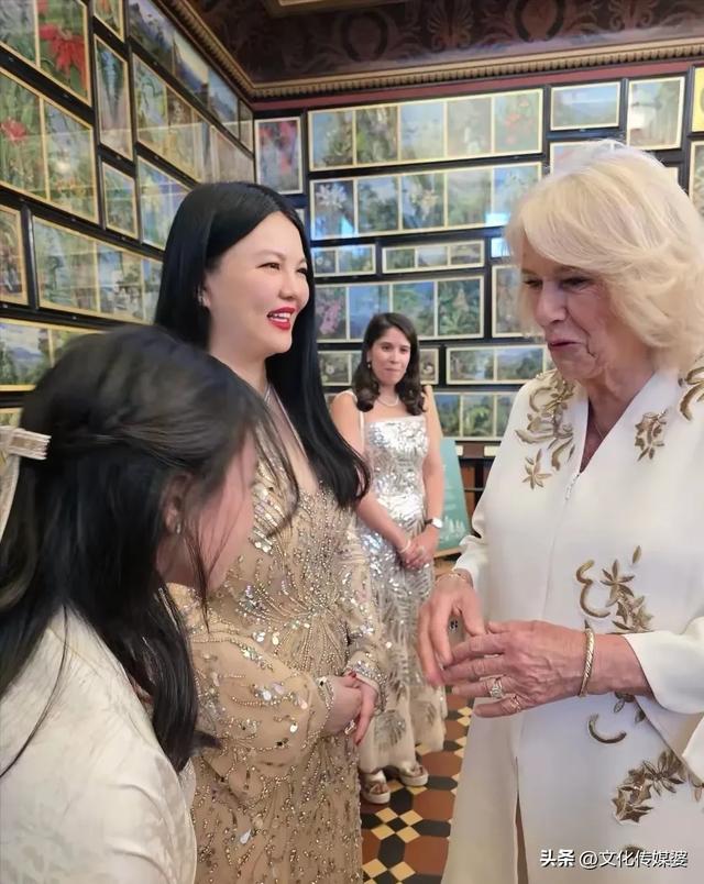 46岁李湘带女儿参加英国皇室聚会，王诗龄戴全套珠宝，胖得很贵气
