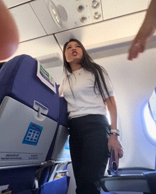 广东女子飞机腾飞后打电话，四周乘客
提醒
被反怼，网友扒出正脸