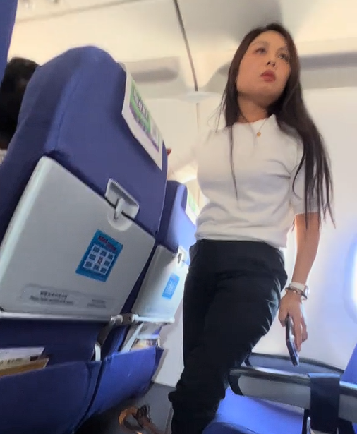 广东女子飞机腾飞后打电话，四周乘客
提醒
被反怼，网友扒出正脸