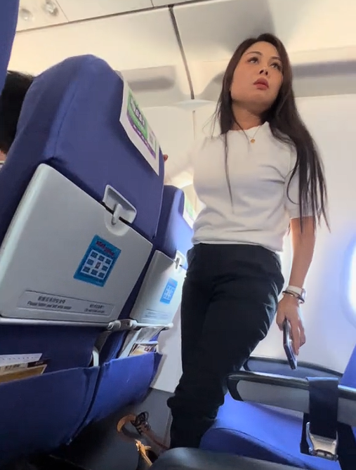 广东女子飞机腾飞后打电话，四周乘客
提醒
被反怼，网友扒出正脸