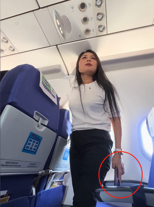 广东女子飞机腾飞后打电话，四周乘客
提醒
被反怼，网友扒出正脸