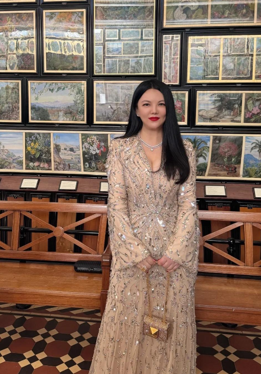 李湘带女儿面见英国皇室，对王后赔笑遭白眼，连发四条动态被群嘲