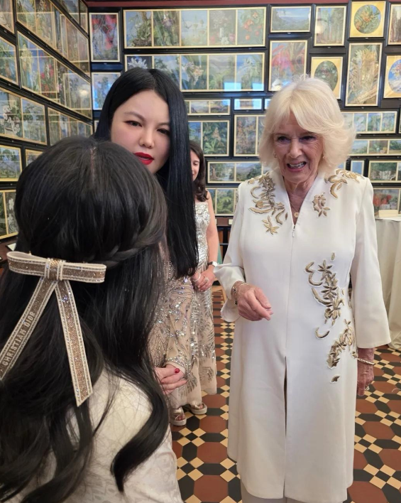 李湘带女儿面见英国皇室，对王后赔笑遭白眼，连发四条动态被群嘲