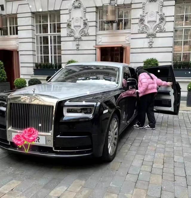 李湘带女儿面见英国皇室，对王后赔笑遭白眼，连发四条动态被群嘲