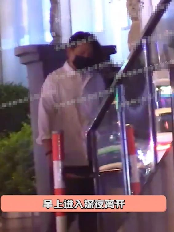 直到赵丽颖被曝“门卡恋”，我才终于明确，冯绍峰那番话的含金量