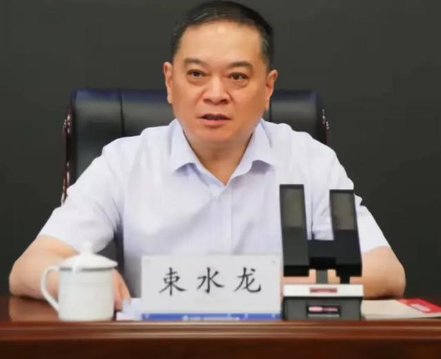 巡视组入驻！甘肃“巨腐”束水龙落马：耳宽脸肥 油光满面 严惩不贷