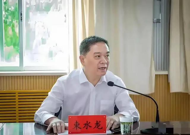 巡视组入驻！甘肃“巨腐”束水龙落马：耳宽脸肥 油光满面 严惩不贷