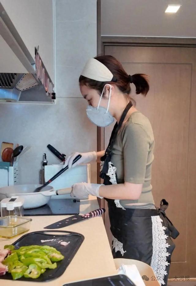 女子穿瑜伽裤上门做饭月入2万元，称：不是为流量，健身服是一样平常穿搭