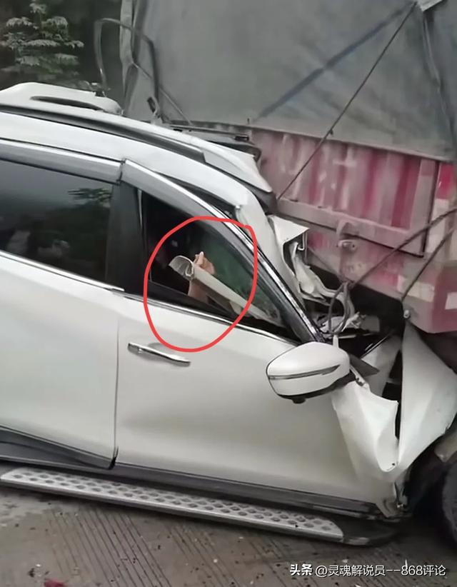 湖南肉夹馍车祸现场，两名遇难者身份曝光，掉
事车型口碑一直很差