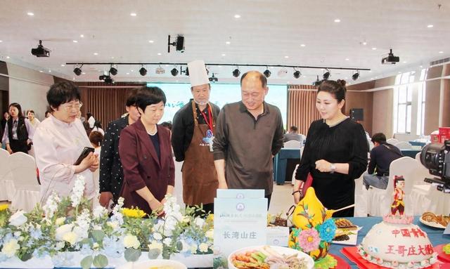 山海茶飘喷鼻香

，“馒”游王哥庄 2025 第三届茶宴争霸赛暨崂山茶企展销洽商会举办
