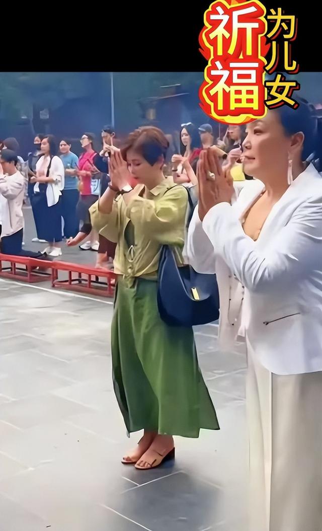 汪小菲马筱梅本日年夜
婚，亲友提前庆祝，汪小菲挨桌敬酒，现场曝光