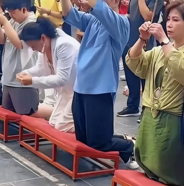 汪小菲马筱梅本日年夜
婚，亲友提前庆祝，汪小菲挨桌敬酒，现场曝光