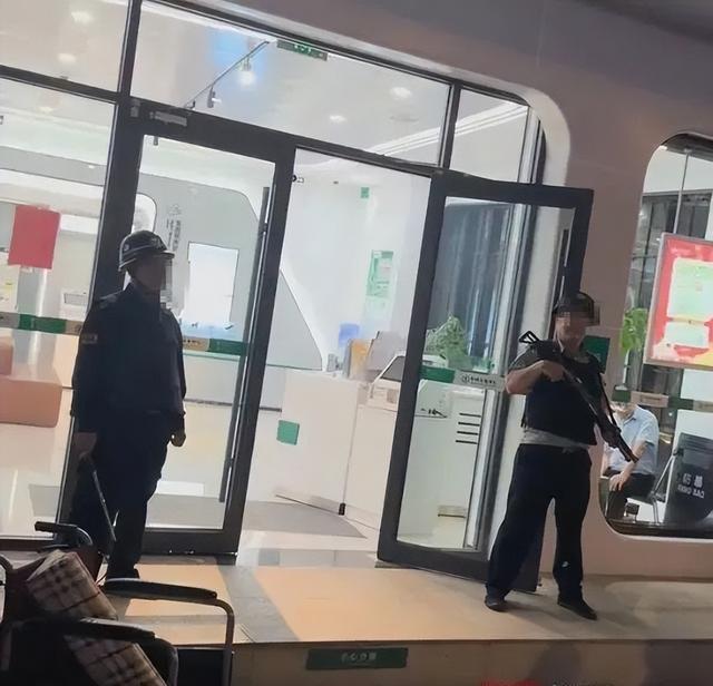 年夜
反转！62岁白叟
去世

在银行门口后续，农行公布时光
线，真相明确了