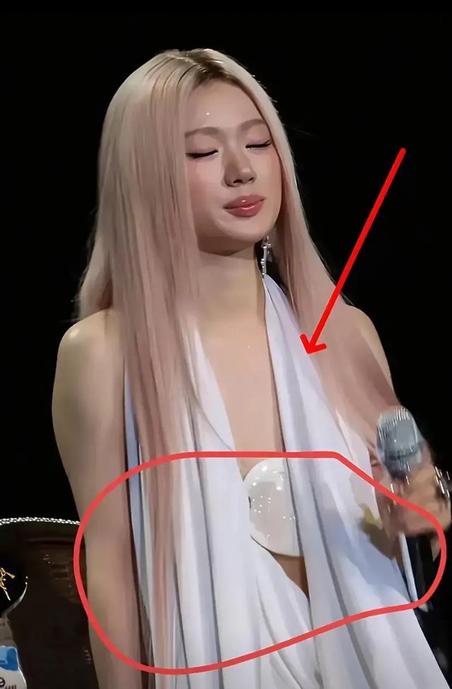 单依纯一开端
挺正常的，自从红了穿衣的确
辣眼睛，她想学蔡依林吗